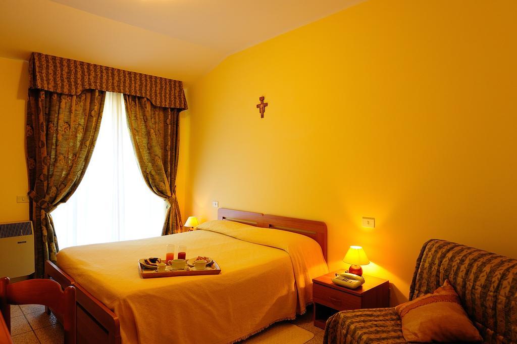 Colle Degli Olivi Snc Guest House Асизи Екстериор снимка